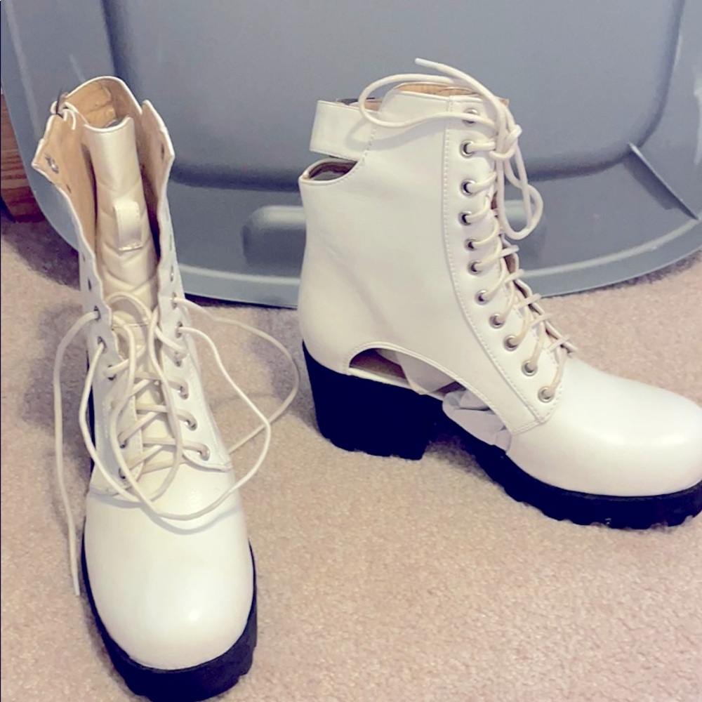Womens white boot never worn